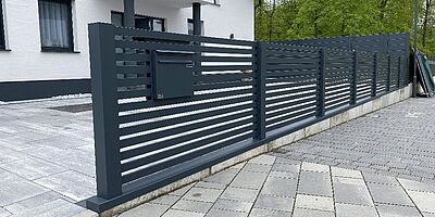 Aluminium Zaun mit waagrechten luftigen Lamellen