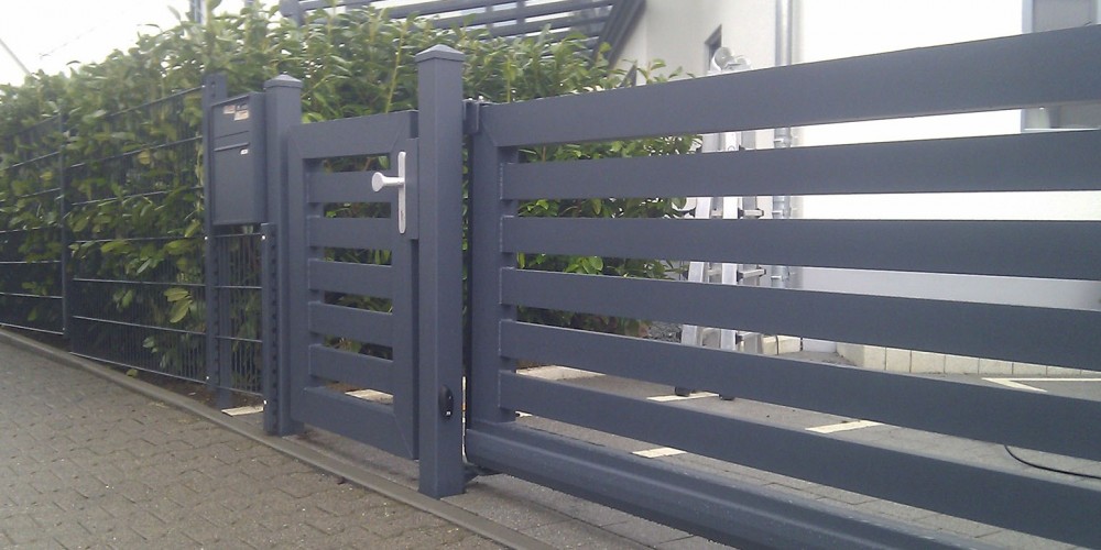 Markanter Gartenzaun Aus Pilverbeschichtetem Aluminium