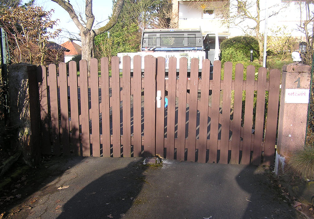 Altes Hoftor mit zwei Flügeln